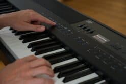 Kawai ES-920 Schwarz beim Spielen