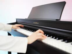 Kawai CN-201 Homepiano Schwarz beim Spielen