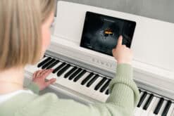Kawai CN-201 Homepiano Weiss beim Spielen