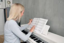 Kawai CN-201 Homepiano Weiss beim Spielen