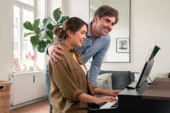 Kawai CN-301 Homepiano Schwarz beim Spielen