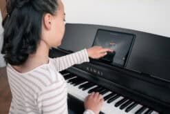 Kawai CN-301 Homepiano Schwarz beim Spielen