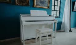 Casio GP-310 Weiss im Raum