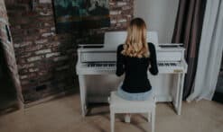 Casio GP-310 Weiss im Raum