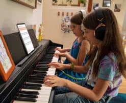 Roland RP107 Homepiano beim Spielen