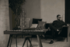 Casio PX-S7000 Schwarz im Raum