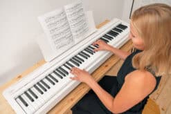 KAWAI ES-120 E-Piano Weiß beim Spielen