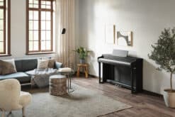 Yamaha CLP-825 Schwarz im Raum