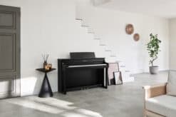 Yamaha CLP-845 Schwarz im Raum