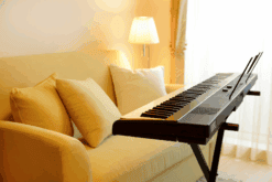 Korg Liano E-Piano Schwarz im Raum