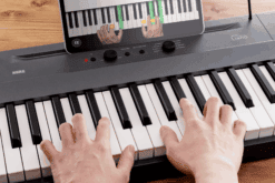 Korg Liano E-Piano Schwarz beim Spielen