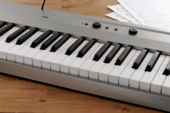 Korg Liano E-Piano Grau Overview mit Hintergrund