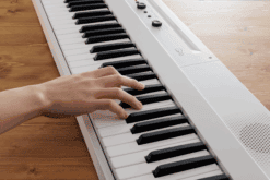 Korg Liano E-Piano Weiss beim Spielen